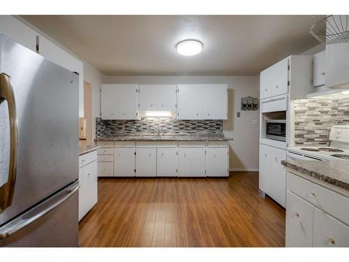 612 12 Street South, Lethbridge, AB - Indoor Photo Showing Kitchen