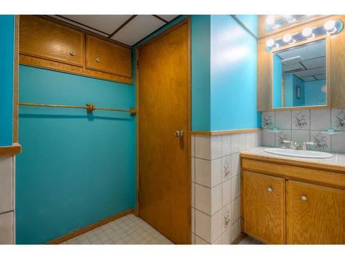 612 12 Street South, Lethbridge, AB - Indoor Photo Showing Bathroom