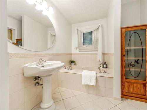 231077 Twp 100A, Rural Lethbridge County, AB - Indoor Photo Showing Bathroom