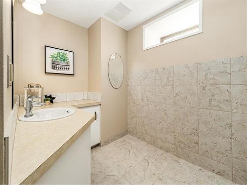 231077 Twp 100A, Rural Lethbridge County, AB - Indoor Photo Showing Bathroom