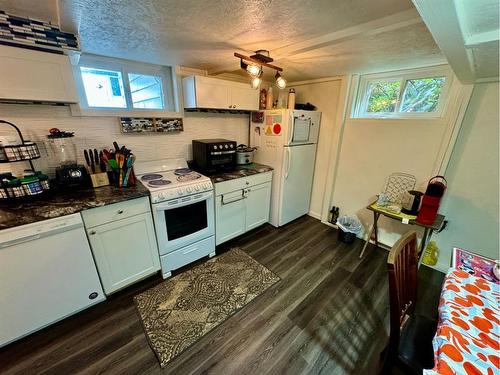 2807 11 Avenue South, Lethbridge, AB - Indoor Photo Showing Kitchen