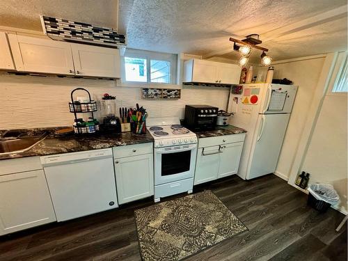 2807 11 Avenue South, Lethbridge, AB - Indoor Photo Showing Kitchen