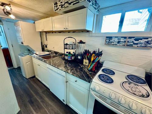 2807 11 Avenue South, Lethbridge, AB - Indoor Photo Showing Kitchen