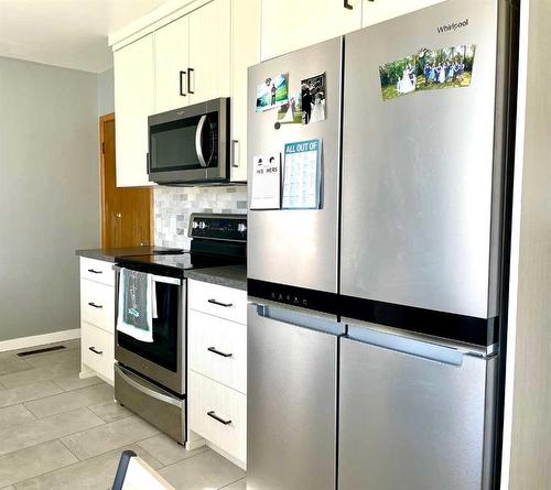 2117 19 Avenue South, Lethbridge, AB - Indoor Photo Showing Kitchen