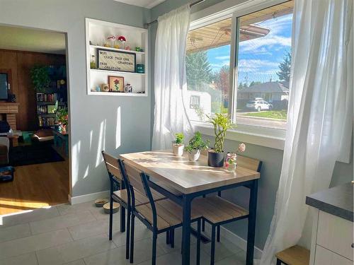 2117 19 Avenue South, Lethbridge, AB - Indoor Photo Showing Dining Room