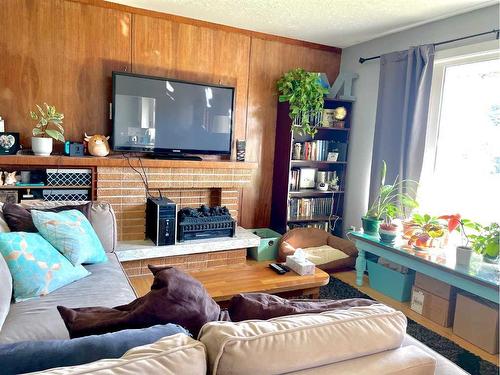 2117 19 Avenue South, Lethbridge, AB - Indoor Photo Showing Living Room