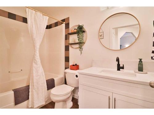 14 Edinburgh Gate West, Lethbridge, AB - Indoor Photo Showing Bathroom