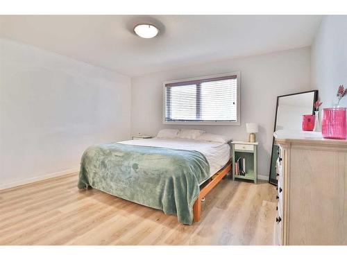 14 Edinburgh Gate West, Lethbridge, AB - Indoor Photo Showing Bedroom