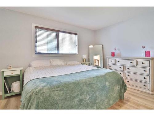 14 Edinburgh Gate West, Lethbridge, AB - Indoor Photo Showing Bedroom