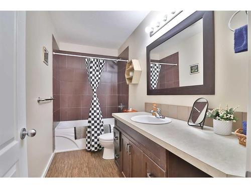 14 Edinburgh Gate West, Lethbridge, AB - Indoor Photo Showing Bathroom