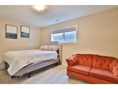 14 Edinburgh Gate West, Lethbridge, AB - Indoor Photo Showing Bedroom