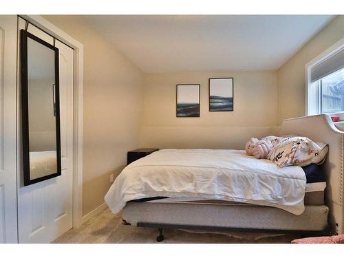 14 Edinburgh Gate West, Lethbridge, AB - Indoor Photo Showing Bedroom