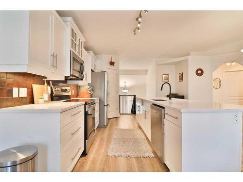 14 Edinburgh Gate West, Lethbridge, AB - Indoor Photo Showing Kitchen