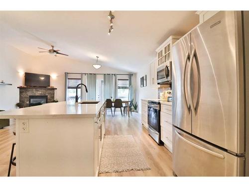 14 Edinburgh Gate West, Lethbridge, AB - Indoor Photo Showing Kitchen With Upgraded Kitchen