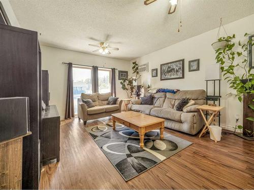 1611 24 Street South, Lethbridge, AB - Indoor Photo Showing Living Room