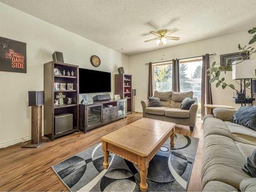 1611 24 Street South, Lethbridge, AB - Indoor Photo Showing Living Room