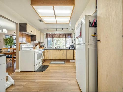 1611 24 Street South, Lethbridge, AB - Indoor Photo Showing Kitchen