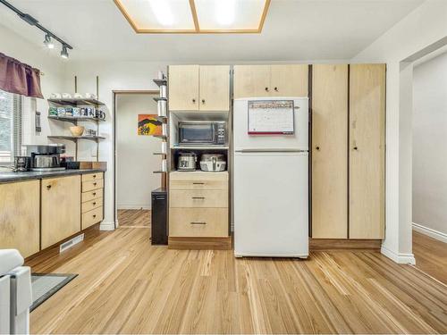 1611 24 Street South, Lethbridge, AB - Indoor Photo Showing Kitchen