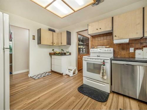 1611 24 Street South, Lethbridge, AB - Indoor Photo Showing Kitchen