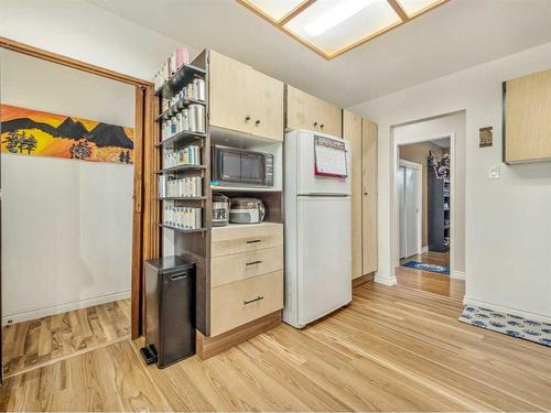 1611 24 Street South, Lethbridge, AB - Indoor Photo Showing Kitchen