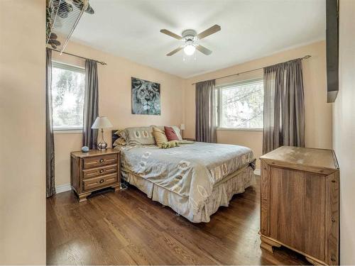 1611 24 Street South, Lethbridge, AB - Indoor Photo Showing Bedroom