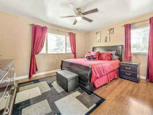 1611 24 Street South, Lethbridge, AB - Indoor Photo Showing Bedroom