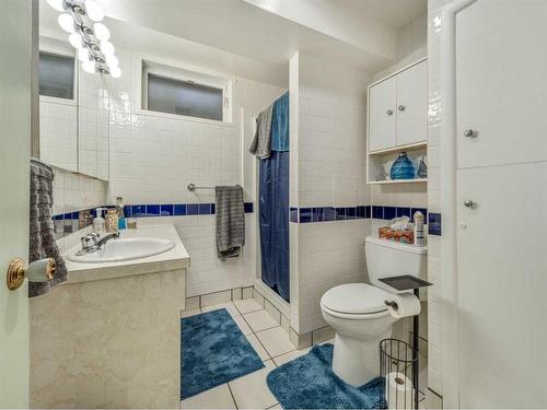 1611 24 Street South, Lethbridge, AB - Indoor Photo Showing Bathroom