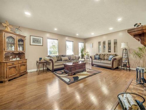 1611 24 Street South, Lethbridge, AB - Indoor Photo Showing Living Room