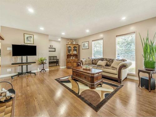 1611 24 Street South, Lethbridge, AB - Indoor Photo Showing Living Room