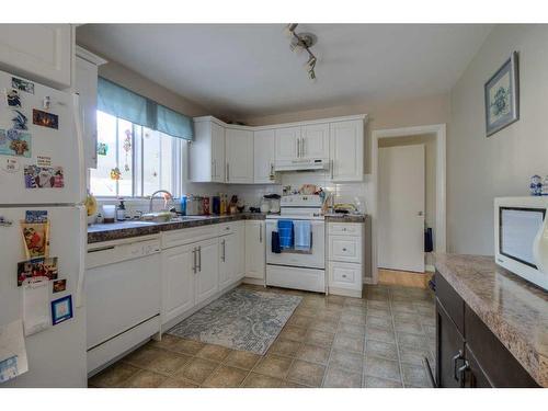 1714 14 Avenue South, Lethbridge, AB - Indoor Photo Showing Kitchen