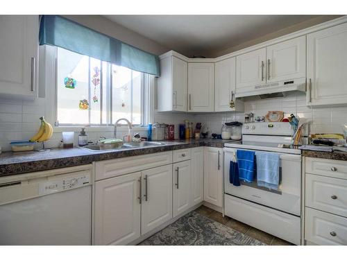 1714 14 Avenue South, Lethbridge, AB - Indoor Photo Showing Kitchen With Double Sink