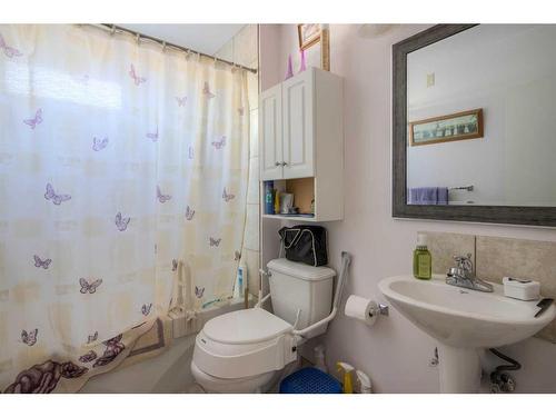 1714 14 Avenue South, Lethbridge, AB - Indoor Photo Showing Bathroom