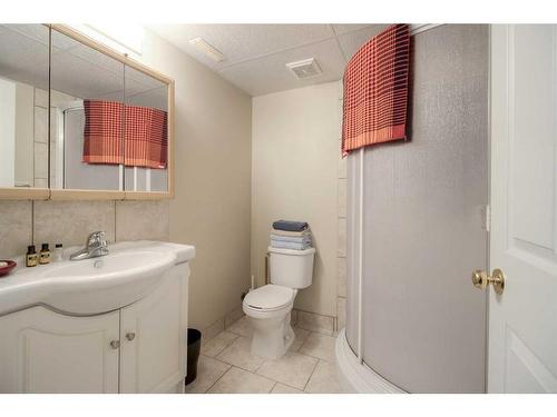 1714 14 Avenue South, Lethbridge, AB - Indoor Photo Showing Bathroom