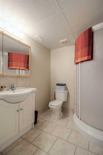 1714 14 Avenue South, Lethbridge, AB - Indoor Photo Showing Bathroom