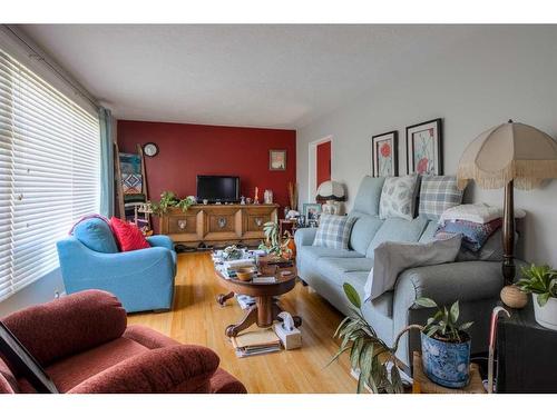 1714 14 Avenue South, Lethbridge, AB - Indoor Photo Showing Living Room