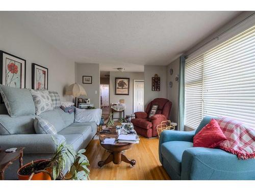 1714 14 Avenue South, Lethbridge, AB - Indoor Photo Showing Living Room