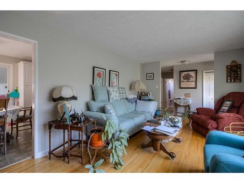 1714 14 Avenue South, Lethbridge, AB - Indoor Photo Showing Living Room