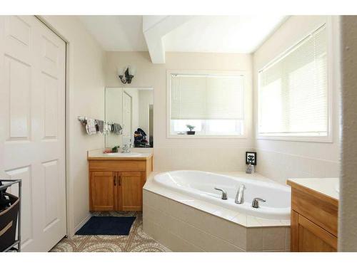 361 Red Crow Boulevard West, Lethbridge, AB - Indoor Photo Showing Bathroom