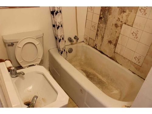 656 Crescent Avenue, Picture Butte, AB - Indoor Photo Showing Bathroom