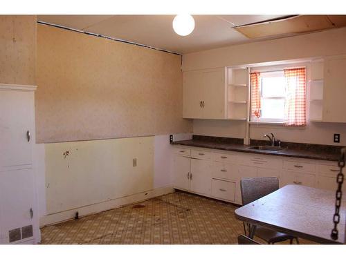 656 Crescent Avenue, Picture Butte, AB - Indoor Photo Showing Kitchen