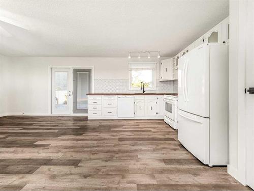 920 Wilderness Avenue, Pincher Creek, AB - Indoor Photo Showing Kitchen