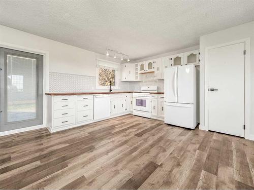 920 Wilderness Avenue, Pincher Creek, AB - Indoor Photo Showing Kitchen