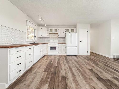 920 Wilderness Avenue, Pincher Creek, AB - Indoor Photo Showing Kitchen