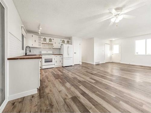 920 Wilderness Avenue, Pincher Creek, AB - Indoor Photo Showing Kitchen