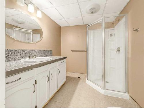 920 Wilderness Avenue, Pincher Creek, AB - Indoor Photo Showing Bathroom