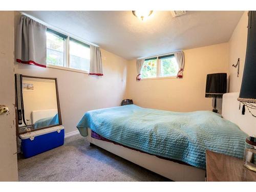 950 12A Street South, Lethbridge, AB - Indoor Photo Showing Bedroom