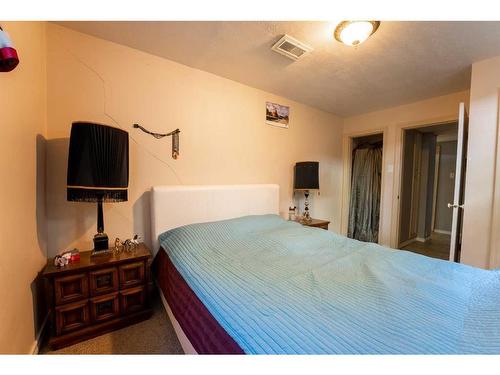 950 12A Street South, Lethbridge, AB - Indoor Photo Showing Bedroom