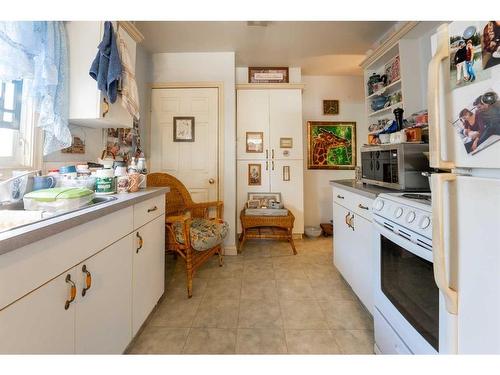 950 12A Street South, Lethbridge, AB - Indoor Photo Showing Kitchen