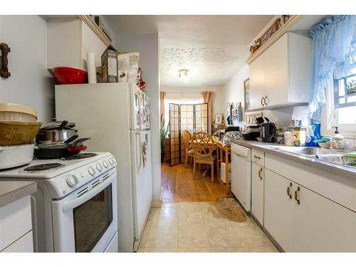 950 12A Street South, Lethbridge, AB - Indoor Photo Showing Kitchen