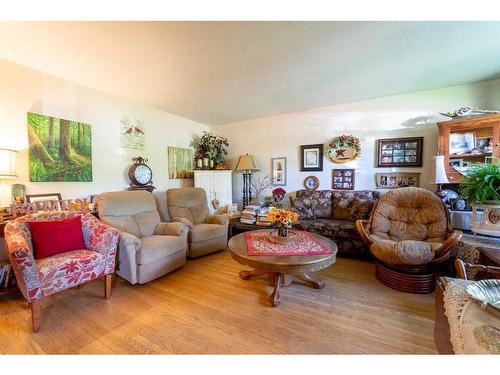 950 12A Street South, Lethbridge, AB - Indoor Photo Showing Living Room